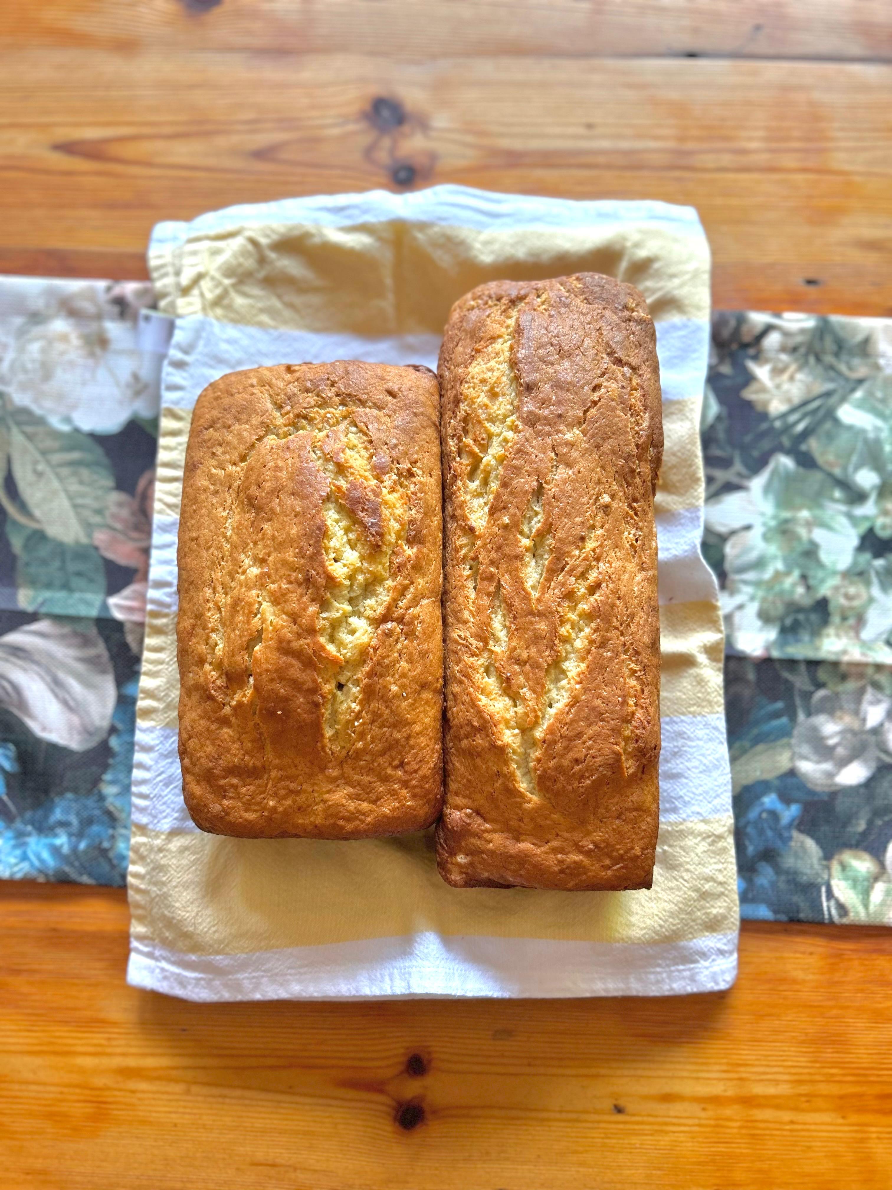 Vars gebakte mieliebrood op 'n kombuisbord