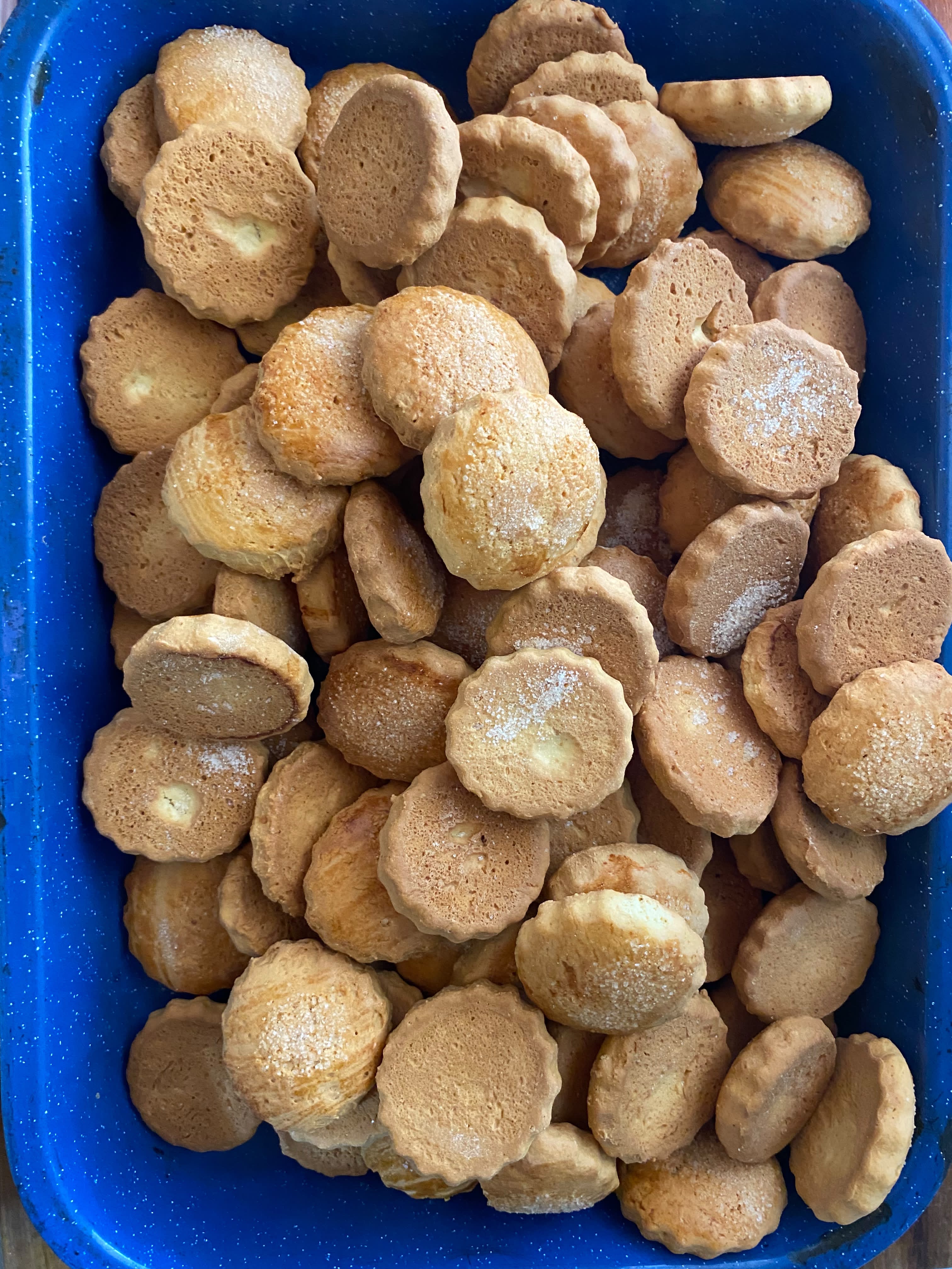 Bak vol tradisionele soetkoekies met gekerfde rande, sommige met strooisuiker besprinkel